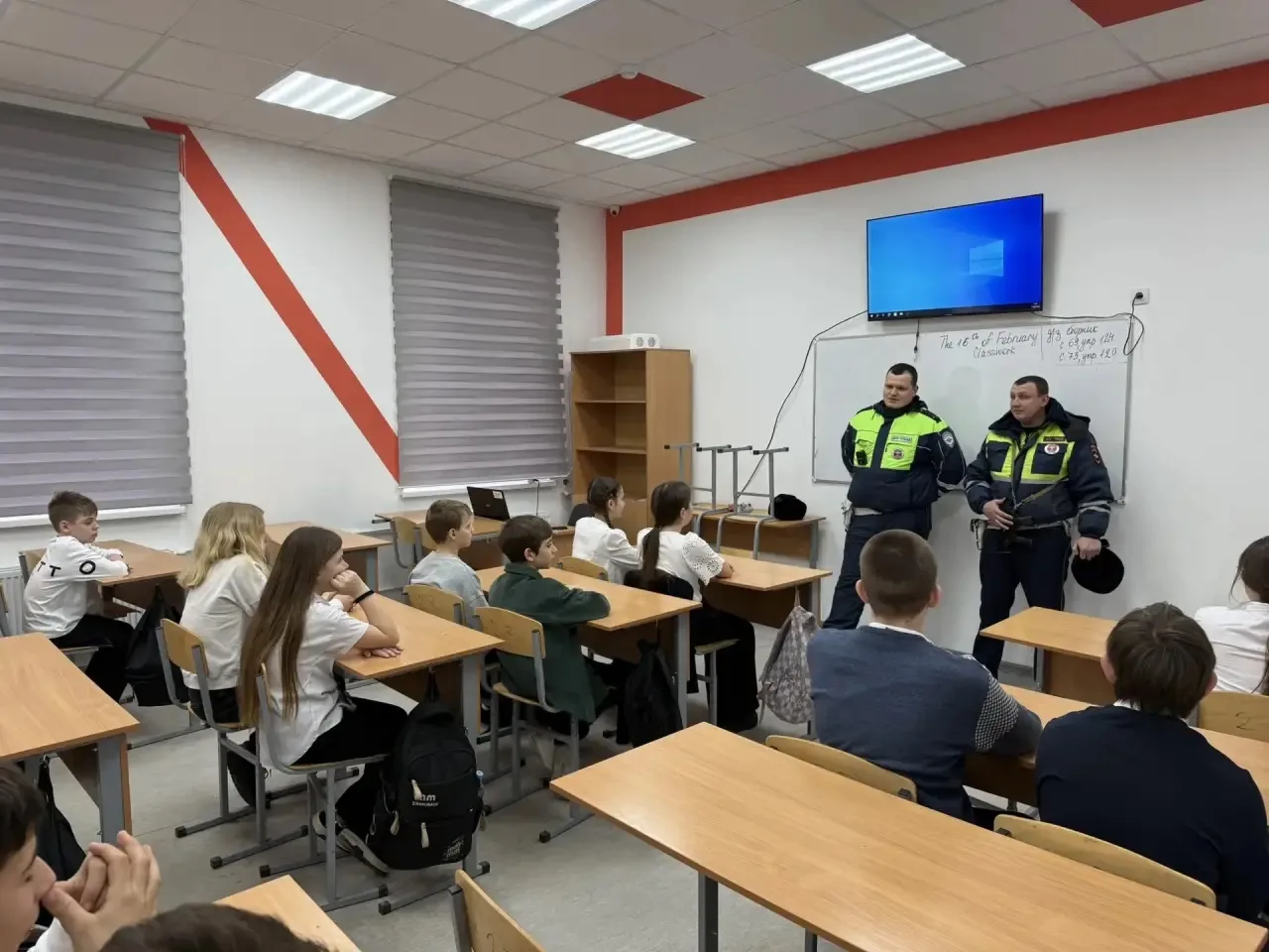 Встреча со стражами дорог в рамках Недели безопасности! 🚔✨  19.02.26 в стенах МБОУ СОШ №3 произошло 