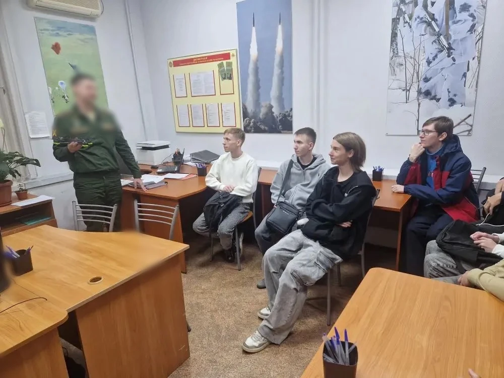 🇷🇺 Высокие технологии на службе Отечеству: особенности профессии оператора БПЛА 

Студенты первого