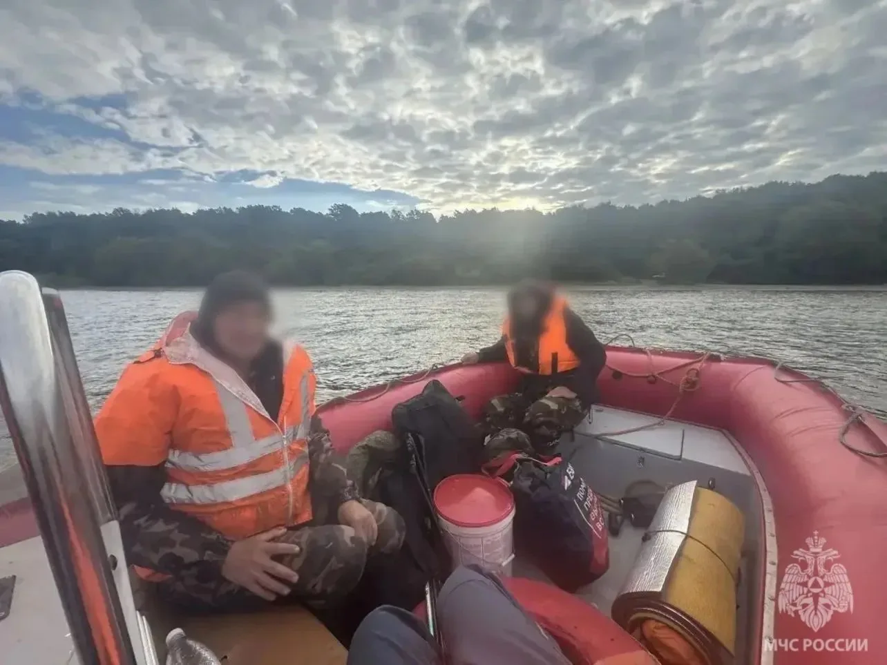 🚤 Спасатели МЧС России эвакуировали двух рыбаков с острова в Калининградском заливе