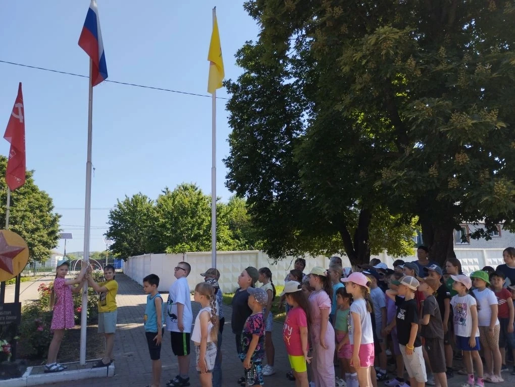 🎉 В лагере "Ромашка" прошли мероприятия, посвящённые Дню России. Утренняя линейка началась с торжес