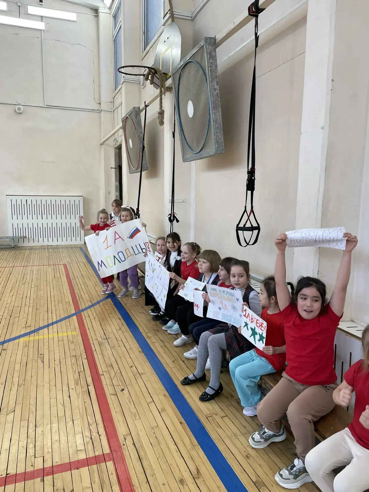 Весёлые старты "А ну-ка парни!"🏃  Сегодня первоклассники показали настоящие чудеса ловкости, смекалк