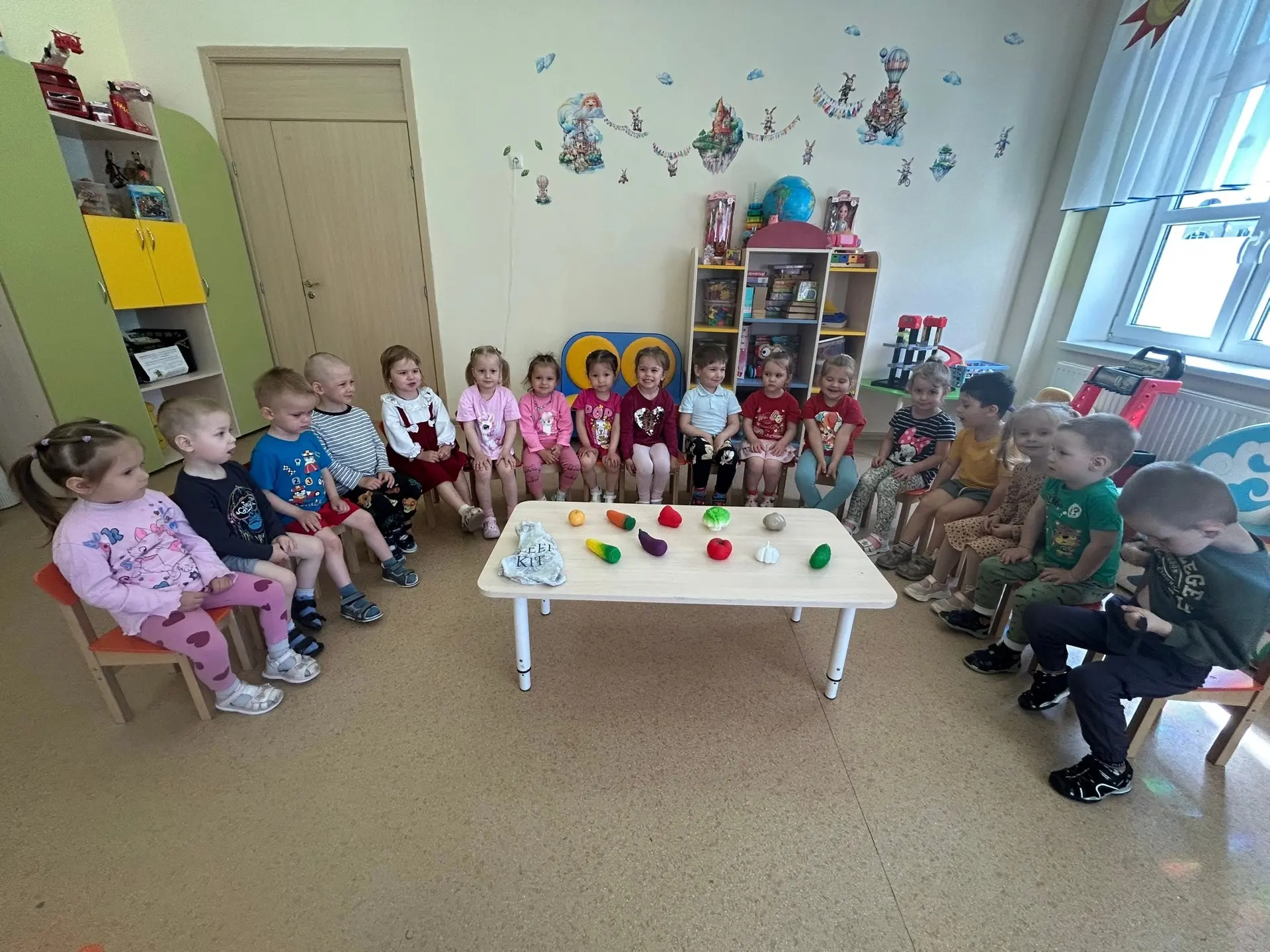 16 июня 🍅🥕🥔  в детском саду ярко прошел "День свежих овощей"!

👫 Малыши из группы "Солнышко" с у