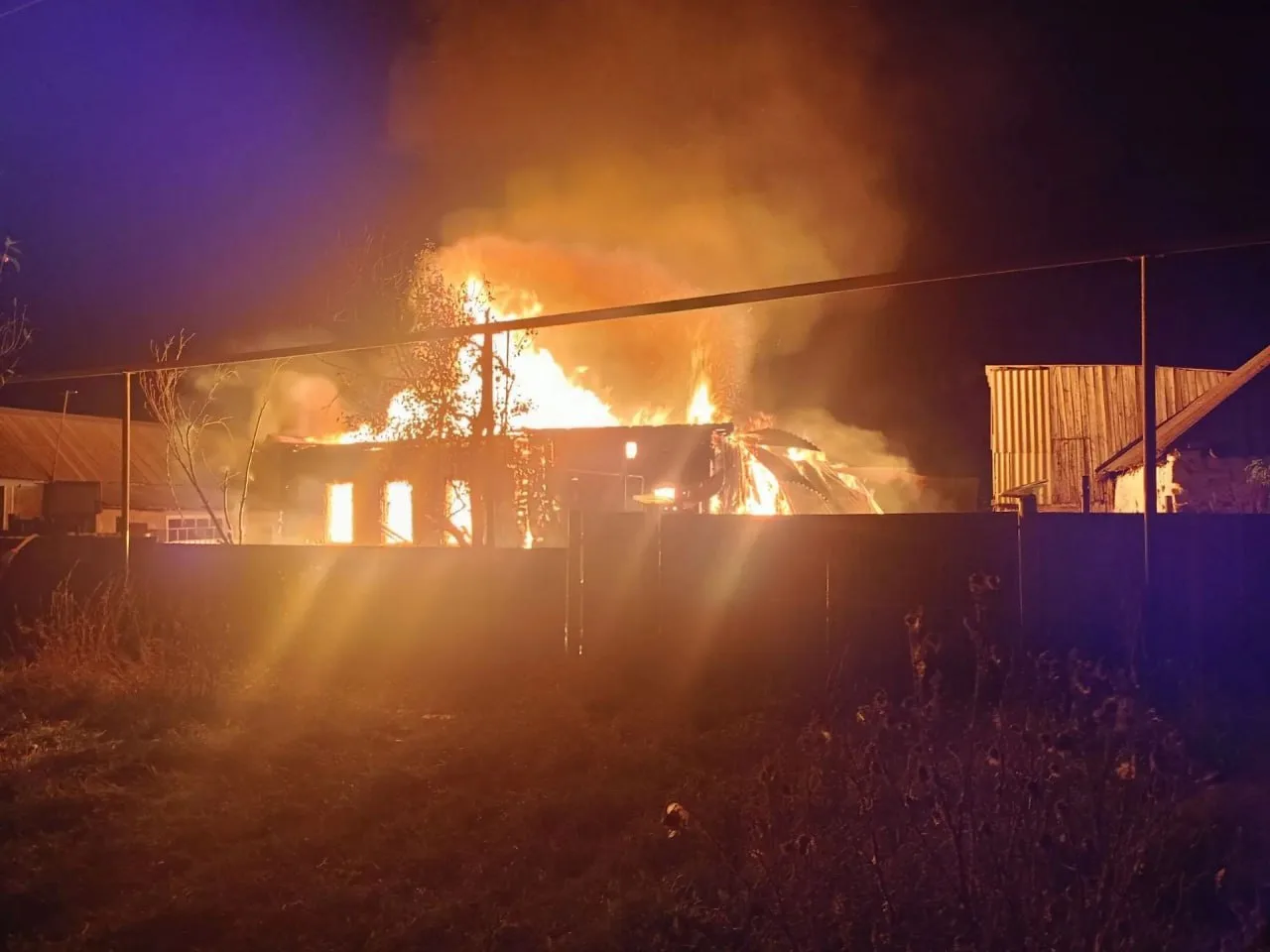 🔥 В Бугульминском районе ночью загорелся частный дом