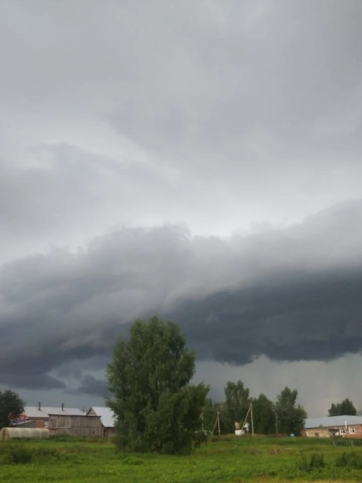⛈ Впечатляющие кадры приближения мощной грозы к Куединскому району и Чайковскому. 

Такие грозовые ф
