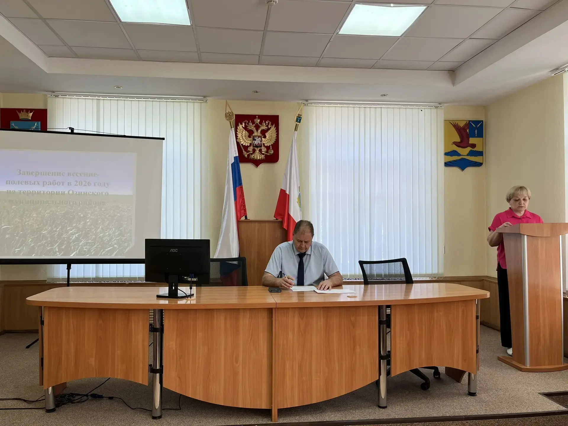 Сегодня глава Озинского района Дмитрий Перин провел постоянно действующее совещание с участием руков