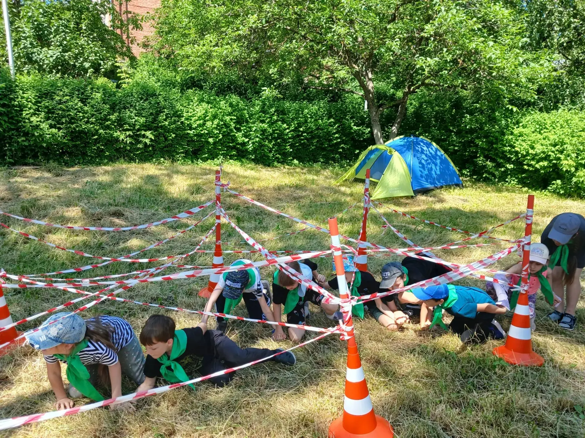 "Ромашка" на тропе здоровья: юные разведчики в деле!

🌞Солнечный день на тропе здоровья превратился