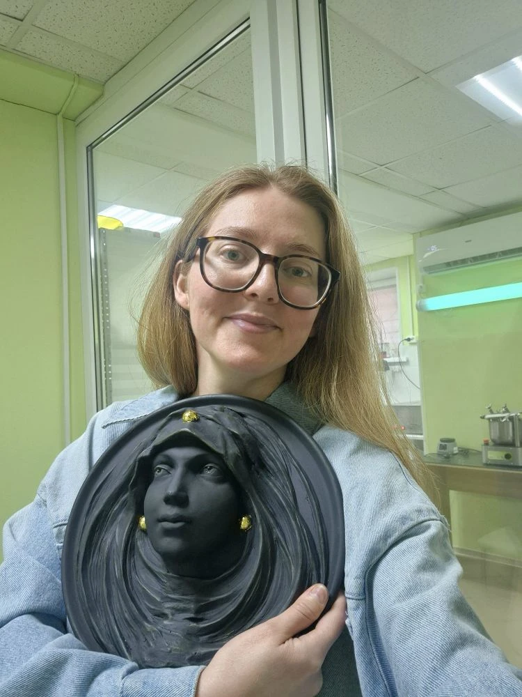 Посмотрите, какую красоту на стену подарила нам в мастерскую скульптор Катя Коваль !