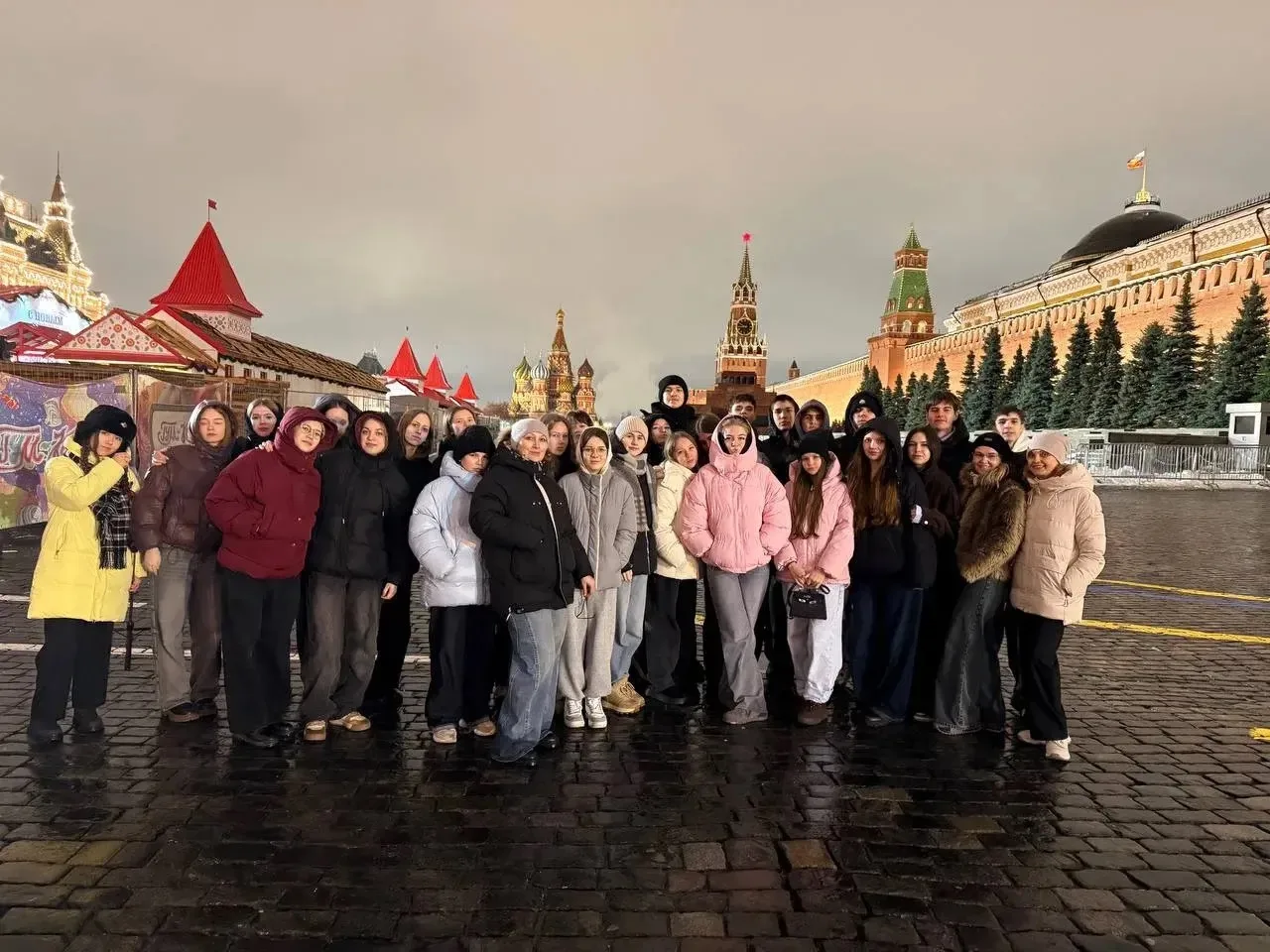 Путешествие сквозь века и высоты! Наши десятиклассники в Москве! 🌃   Вчера ребята побывали на кафедр