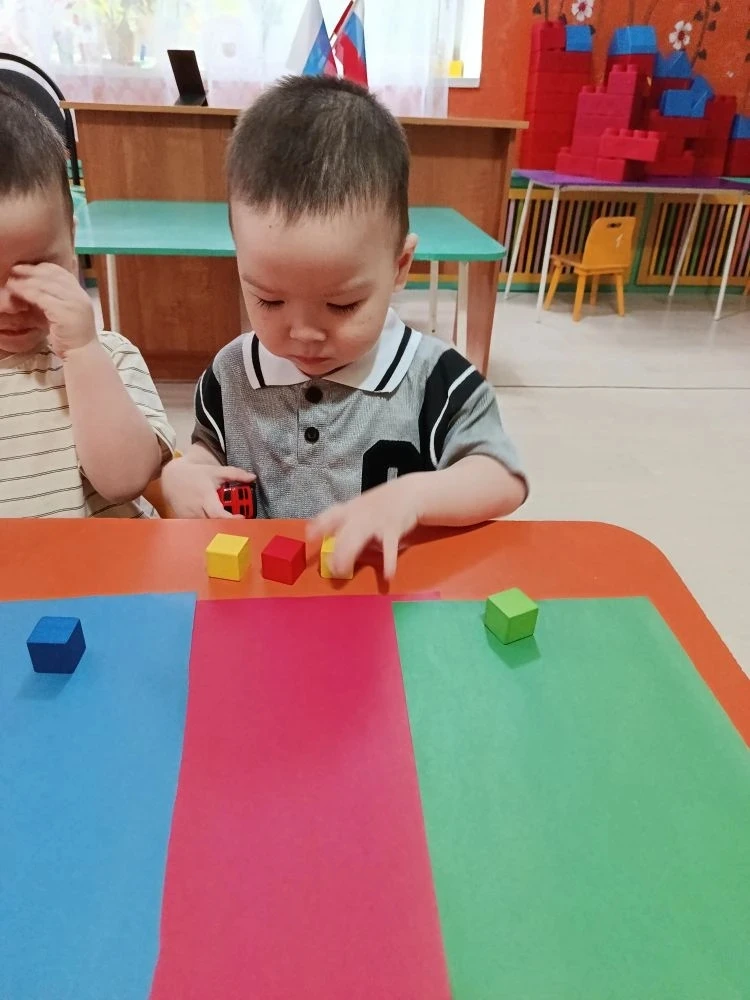 ☀️ Яркий день = яркие эмоции! ☀️

Сегодня с малышами:
✔️ учили цвета;
✔️ играли с цветными кубиками 