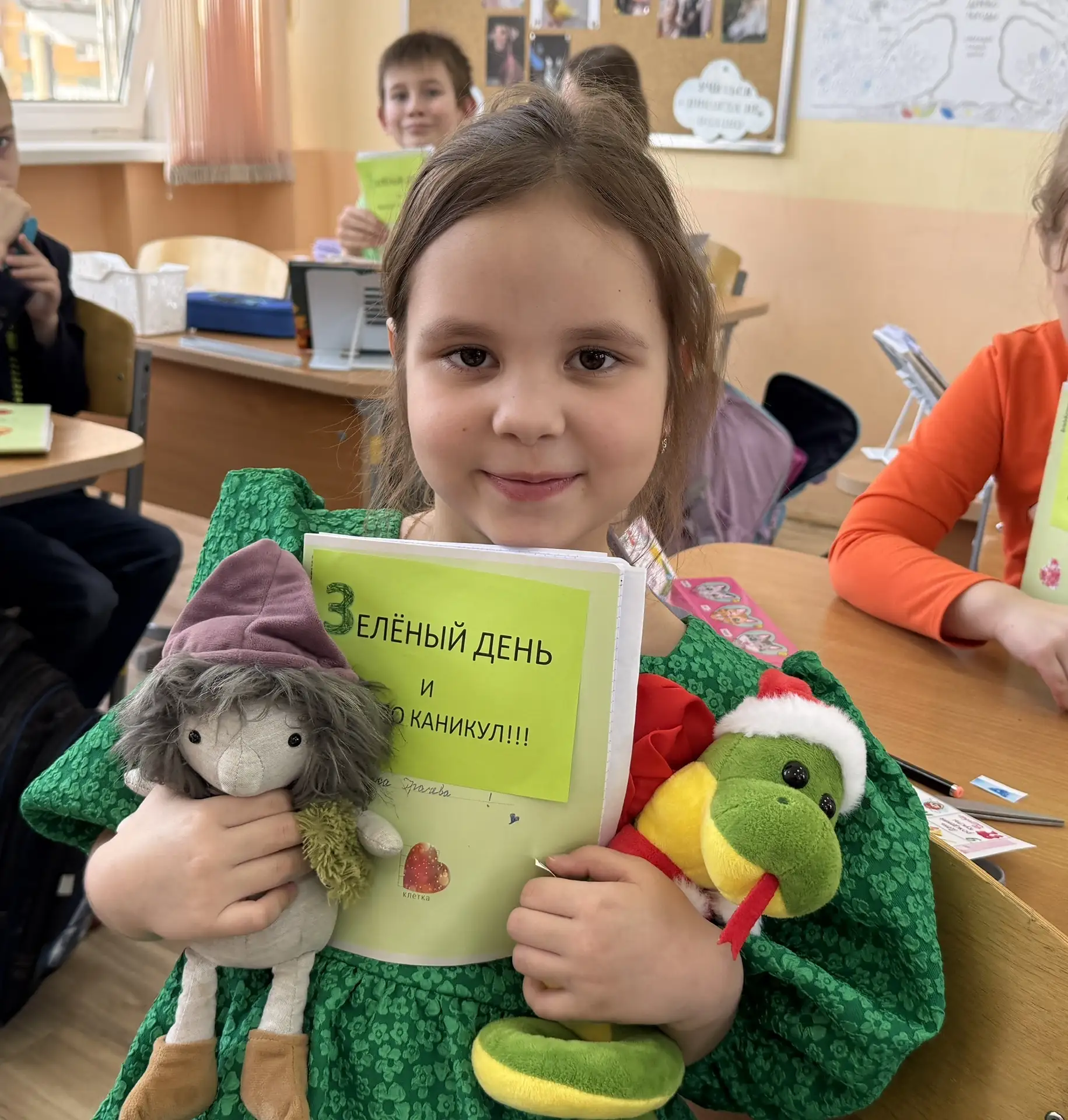Последний день четверти у ребят из 2Э по традиции цветной. 💚 И, конечно, в начале весны этот день - 