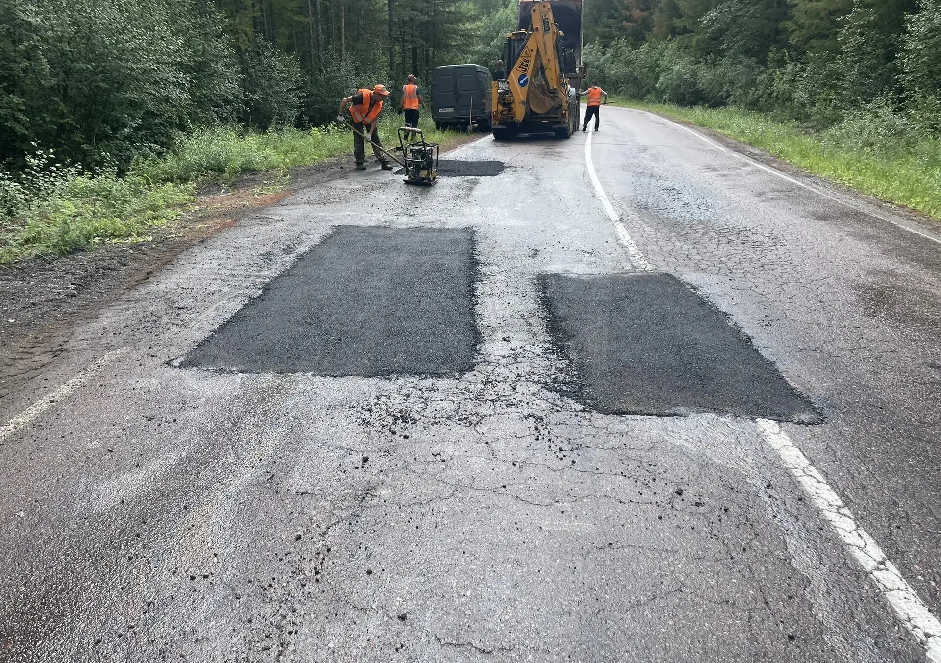 В Нерюнгринском районе продолжаются работы по содержанию дорожной сети.