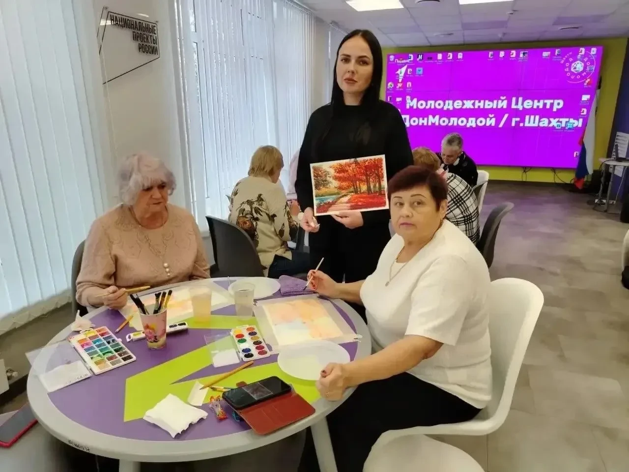 🎨 В Шахтах прошла творческая встреча студентов и старшего поколения