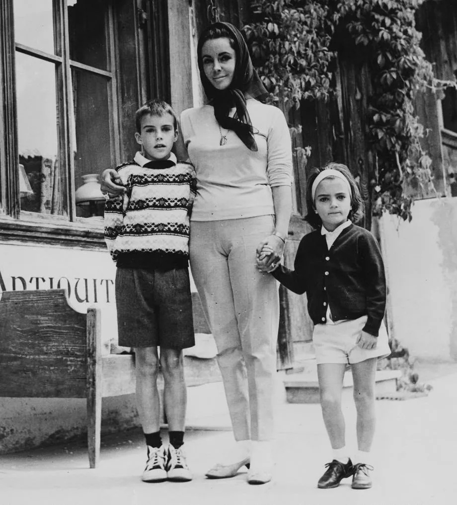 Фото из архива: Элизабет Тейлор с детьми Крисом Уайлдингом и Лизой Тодд, 1962 год