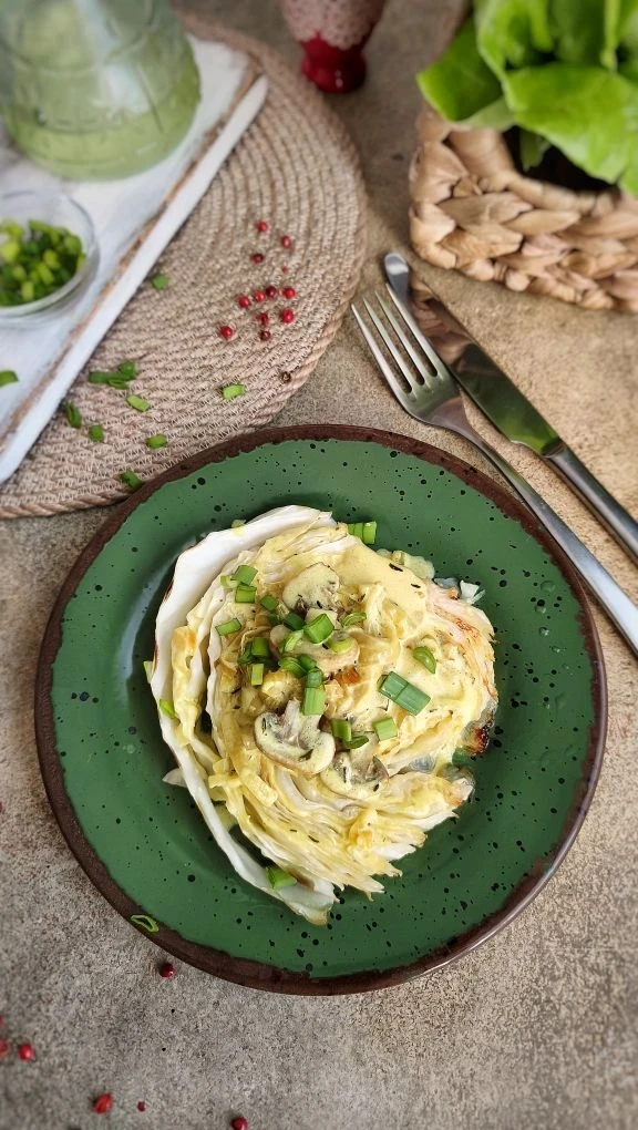 Обед: Запеченная капуста с ароматным грибным соусом   Вкусное постное блюдо, приготовленное из прост