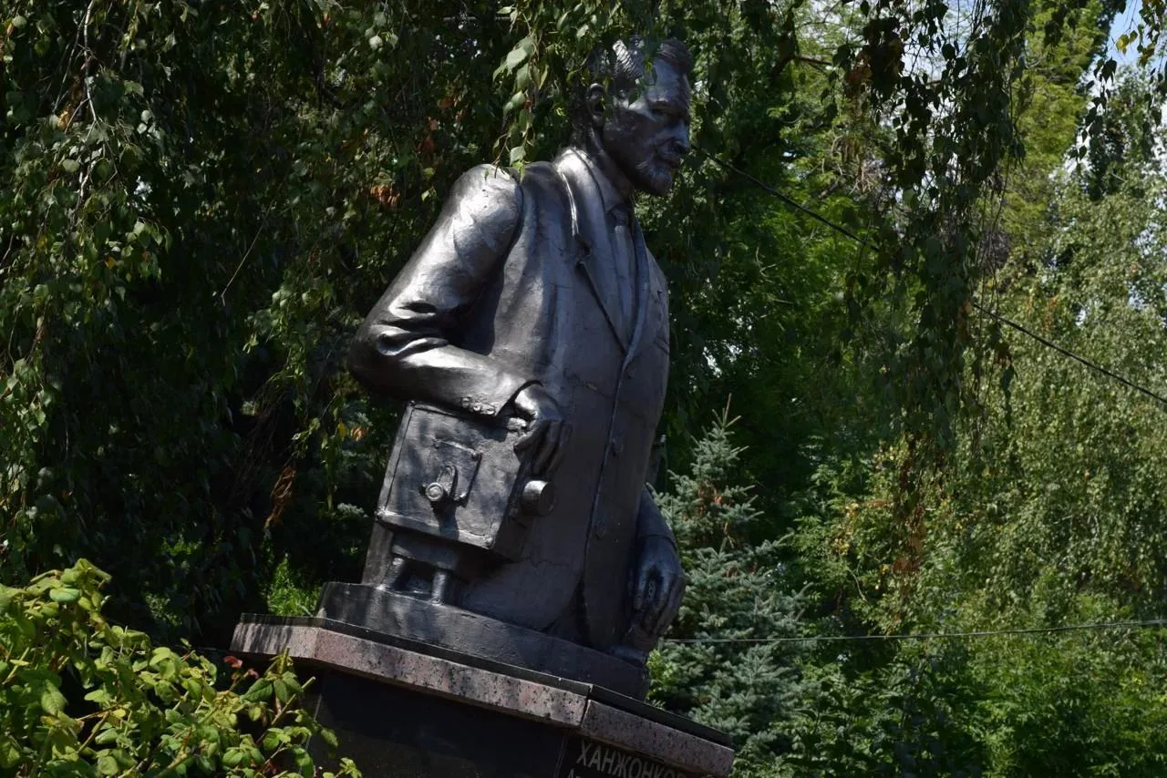 Ко Дню российского кино в Макеевке преобразилась территория у памятника Александру Ханж...