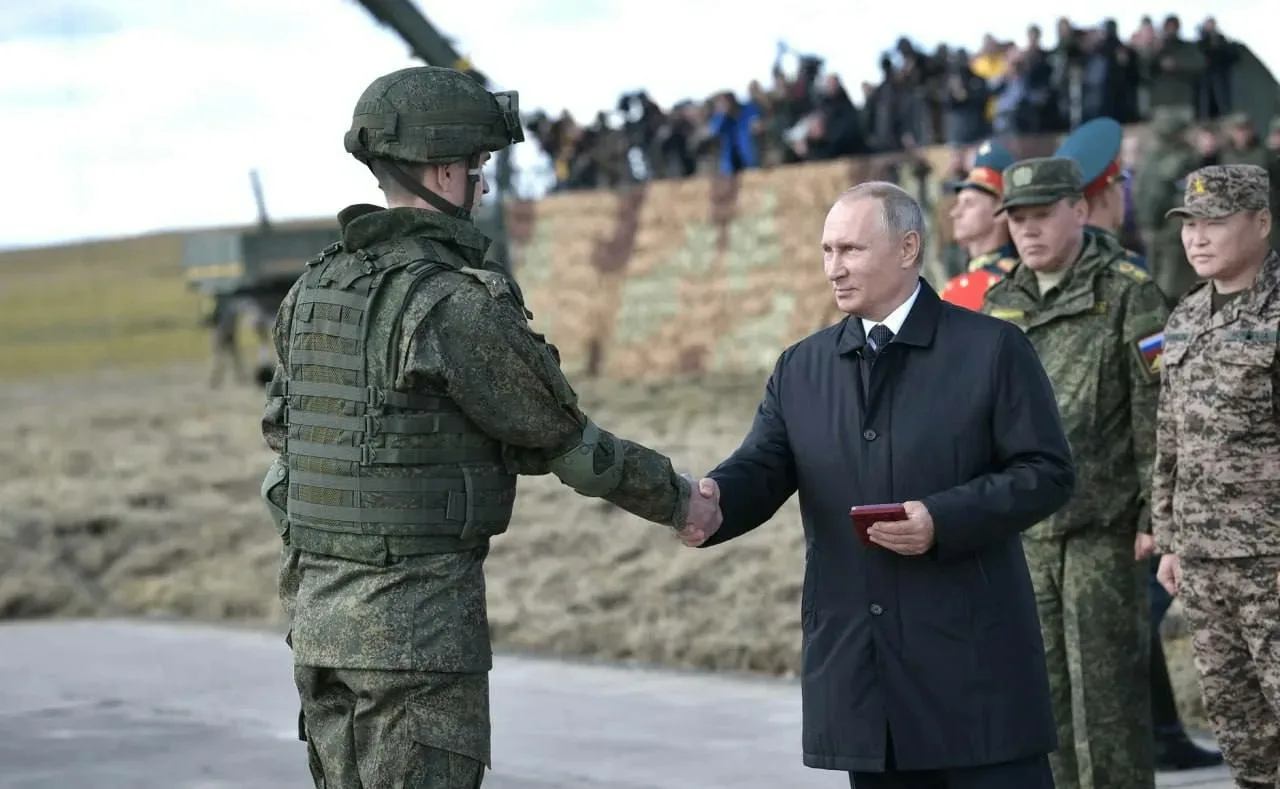 Владимир Путин поздравил командование, личный состав и ветеранов Космических войск с пр...