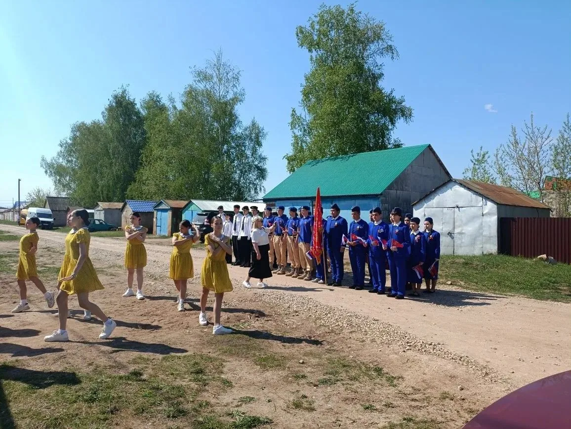 🎖 Активисты нашей школы  приняли участие в акции «Парад у дома Ветерану»!