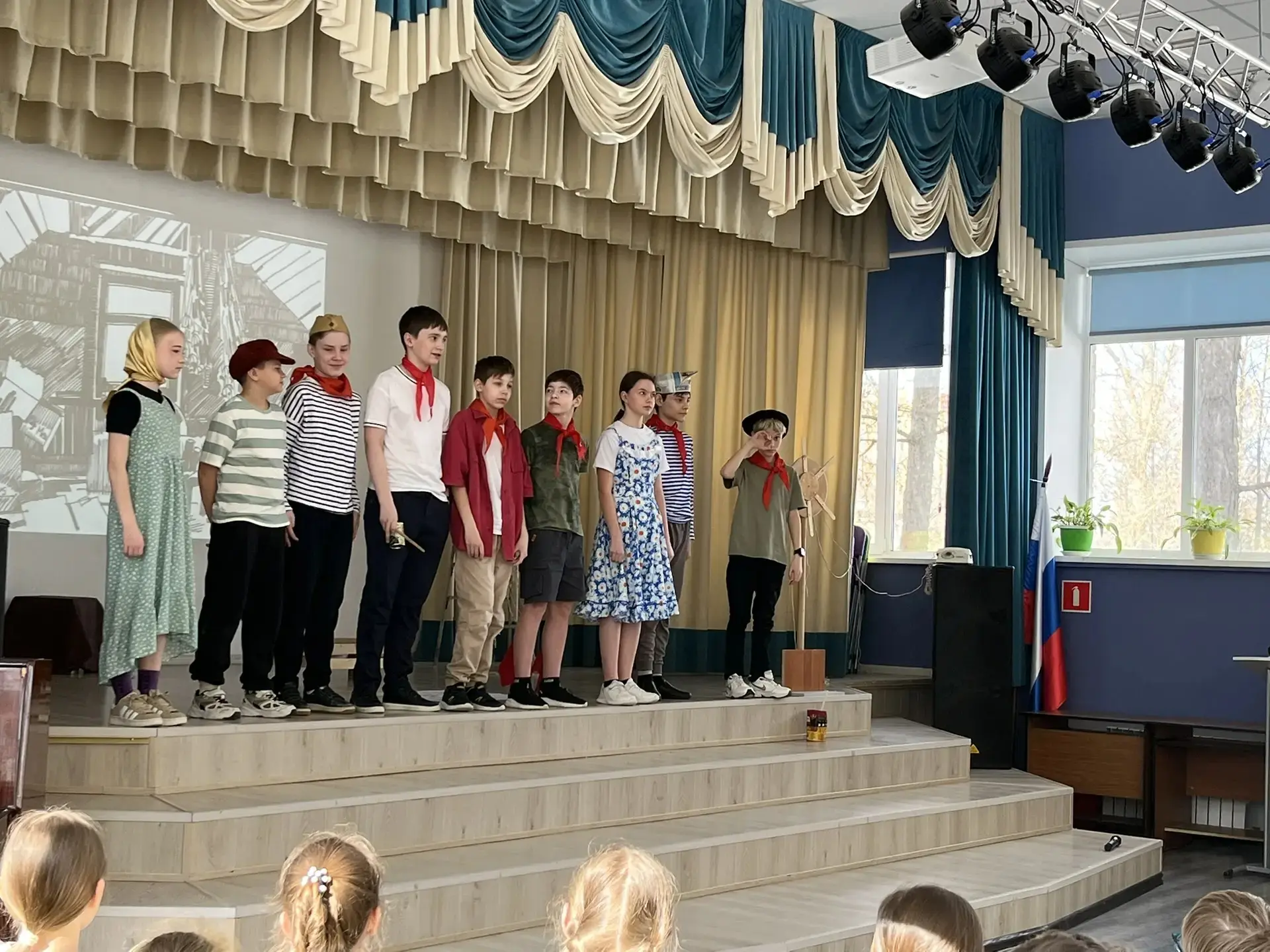 #ЦО_школа18  Спектакль «Тимур и его команда» глазами детей! 🎭  Наши активисты, ученики  6 класса пок