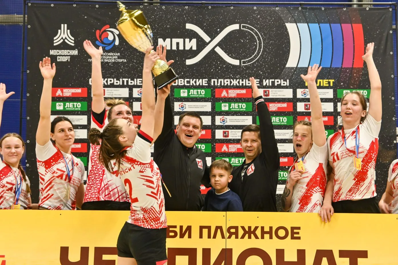 Женская команда МГУСиТ – обладатель золота Чемпионата Москвы по пляжному регби! 🥰
