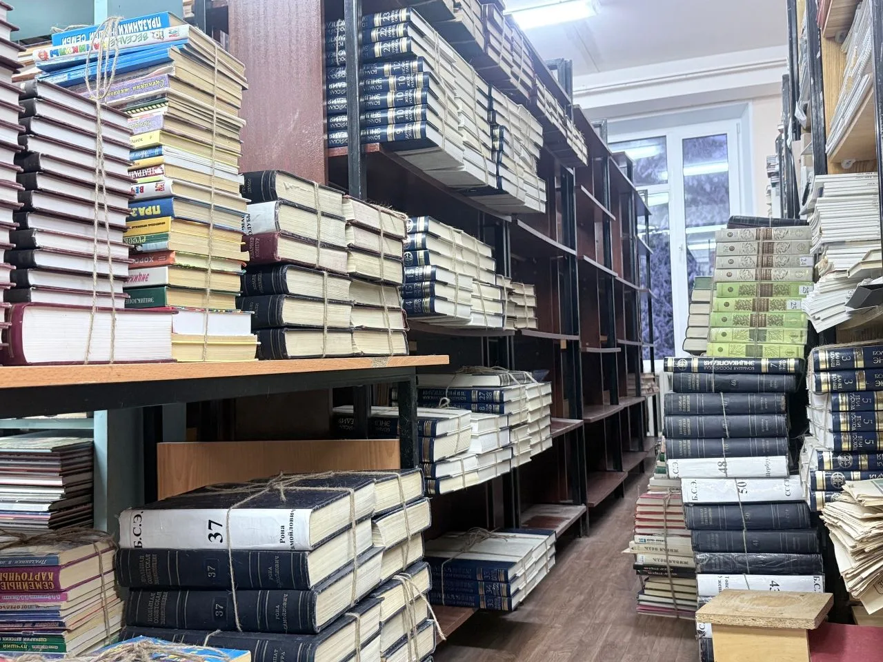 Наша дружная команда освобождает книгохранилище, ведь совсем скоро к нам приедут новые мобильные сте