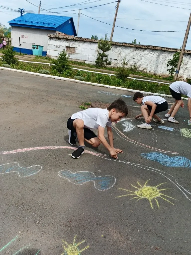 Солнечные улыбки и яркие краски на асфальте! 🎨 Сегодняшний день был наполнен смехом, звонкими голоса