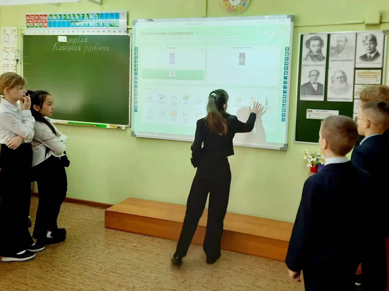 🇷🇺 РАЗГОВОРЫ О ВАЖНОМ    Утро понедельника 20 апреля в гимназии традиционно началось с торжественной