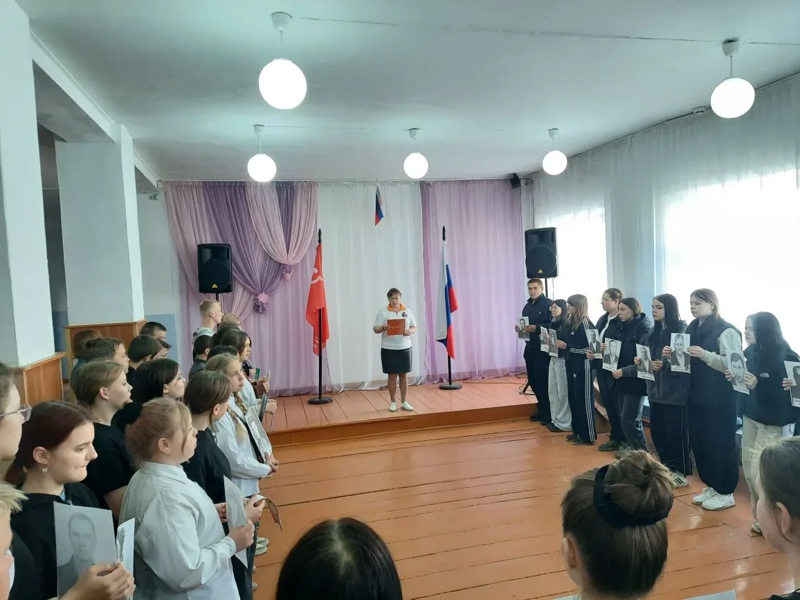 🇷🇺 В нашей школе прошла акция «Бессмертный полк»