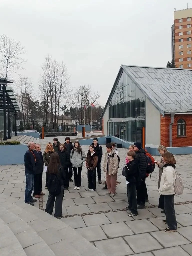 БУДУЩИЕ ЭКСКУРСОВОДЫ ЗАЩИЩАЮТ ПЕРВЫЕ ПРОЕКТЫ!В музейном комплексе «Дом авиаторов» продолжает набират