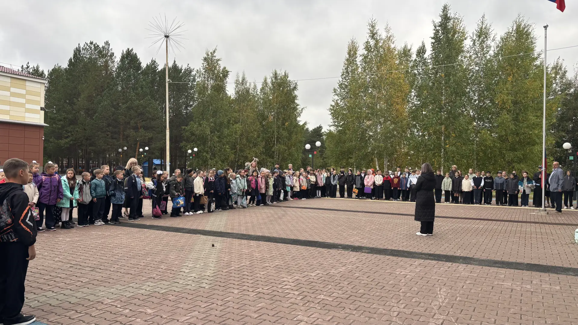 В нашей школе состоялась торжественная церемония поднятия Государственного флага Россий...