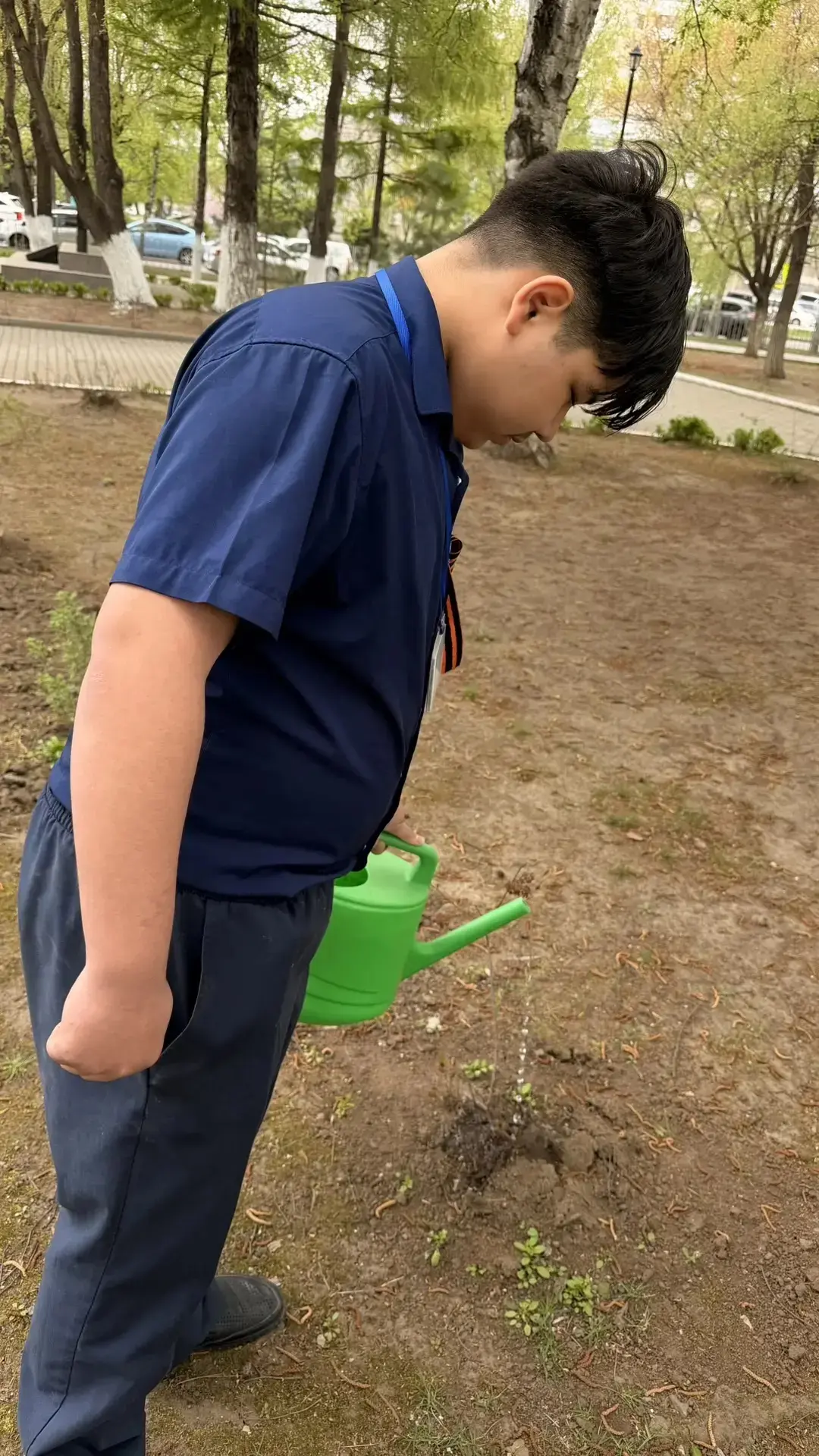 Наш вклад в зелёное будущее! 🌿 В честь Дня Экологии – озеленяем школьную территорию! Сегодня, в чест