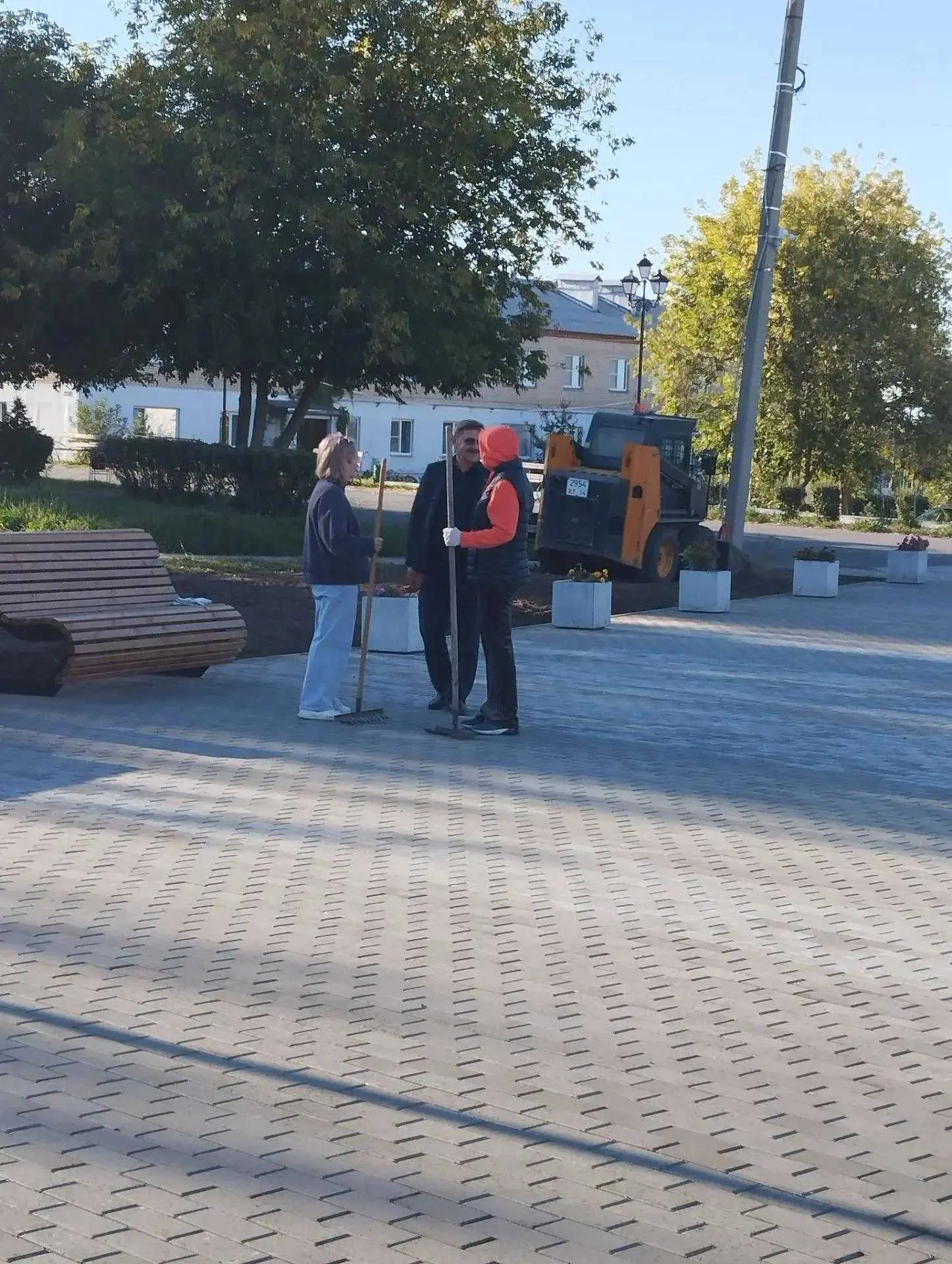 Субботники в Уйском округе продолжаются. Сотрудники администрации, Уйского территориаль...