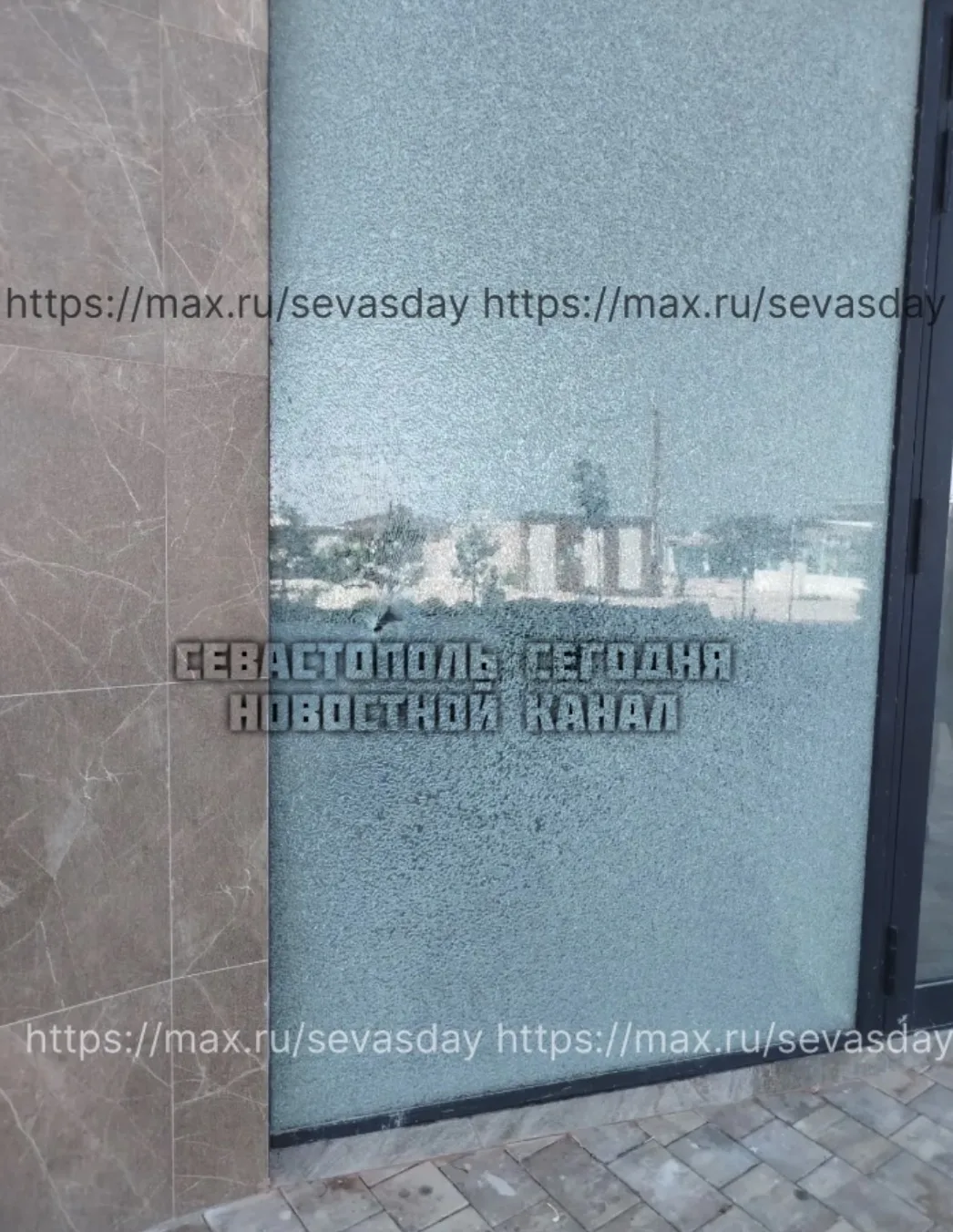 В апартаменты на Омеге, попала пуля в стекло.