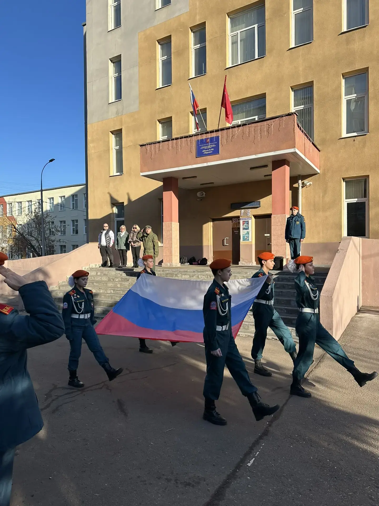 📆 Предканикулярная неделя началась в этот понедельник с традиционной Торжественной церемонии подняти