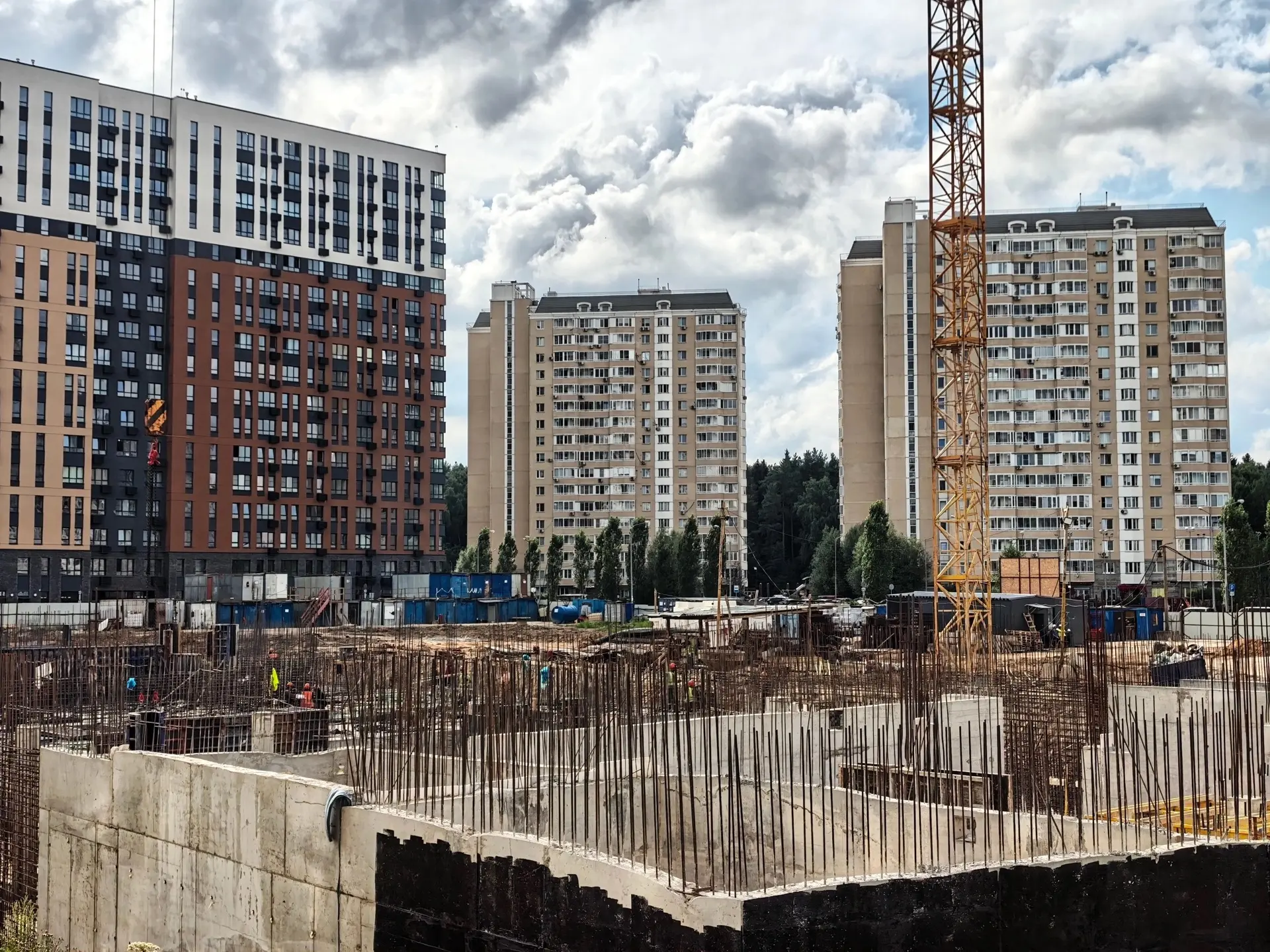 Строители приступили к возведению подземного уровня культурно-досугового центра во Внукове
 
Рабочая