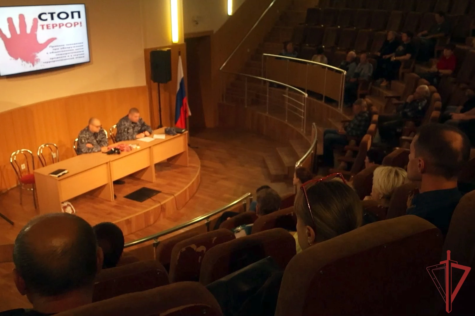 В Донецке росгвардейцы провели обучающее занятие для работников учреждения культуры