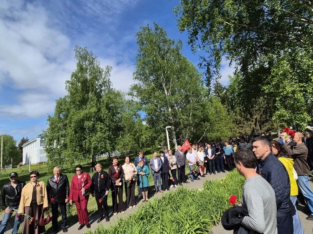 Сегодня по всей стране проходят митинги, церемонии возложения цветов к Обелискам боевой Славы и памя