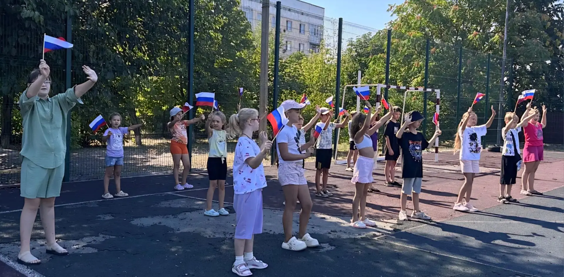 В пришкольном лагере «Жемчужина Дона» день флага России!