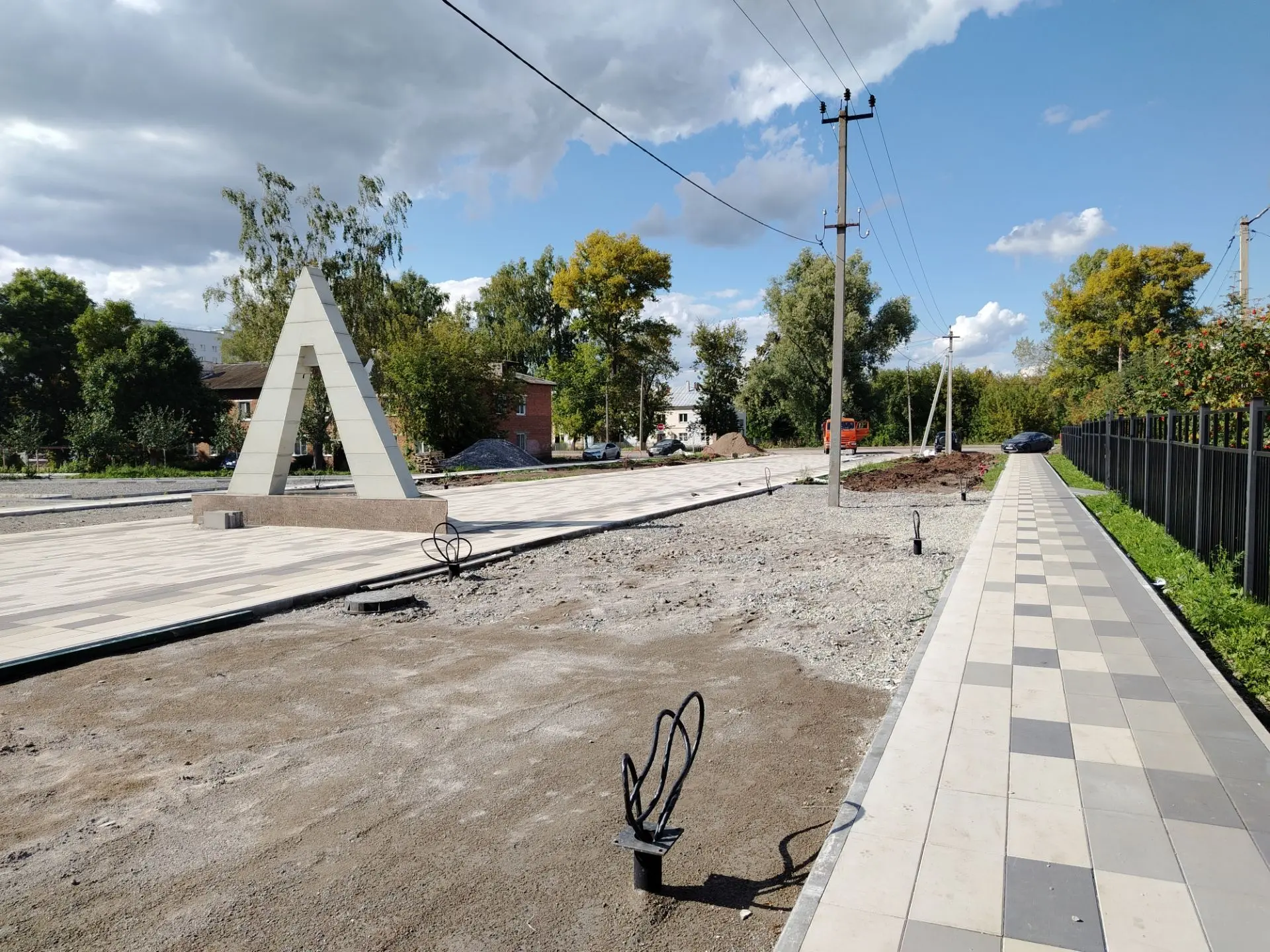 Продолжаем благоустройство сквера Памяти в Шакше.