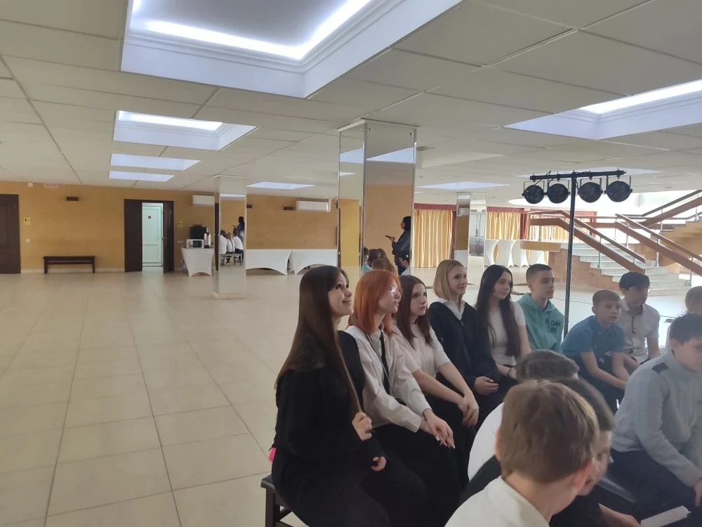 Тема: 8 "Г" класс на празднике дружбы народов России.   Сегодня ученики 8 "Г" класса вместе с классн