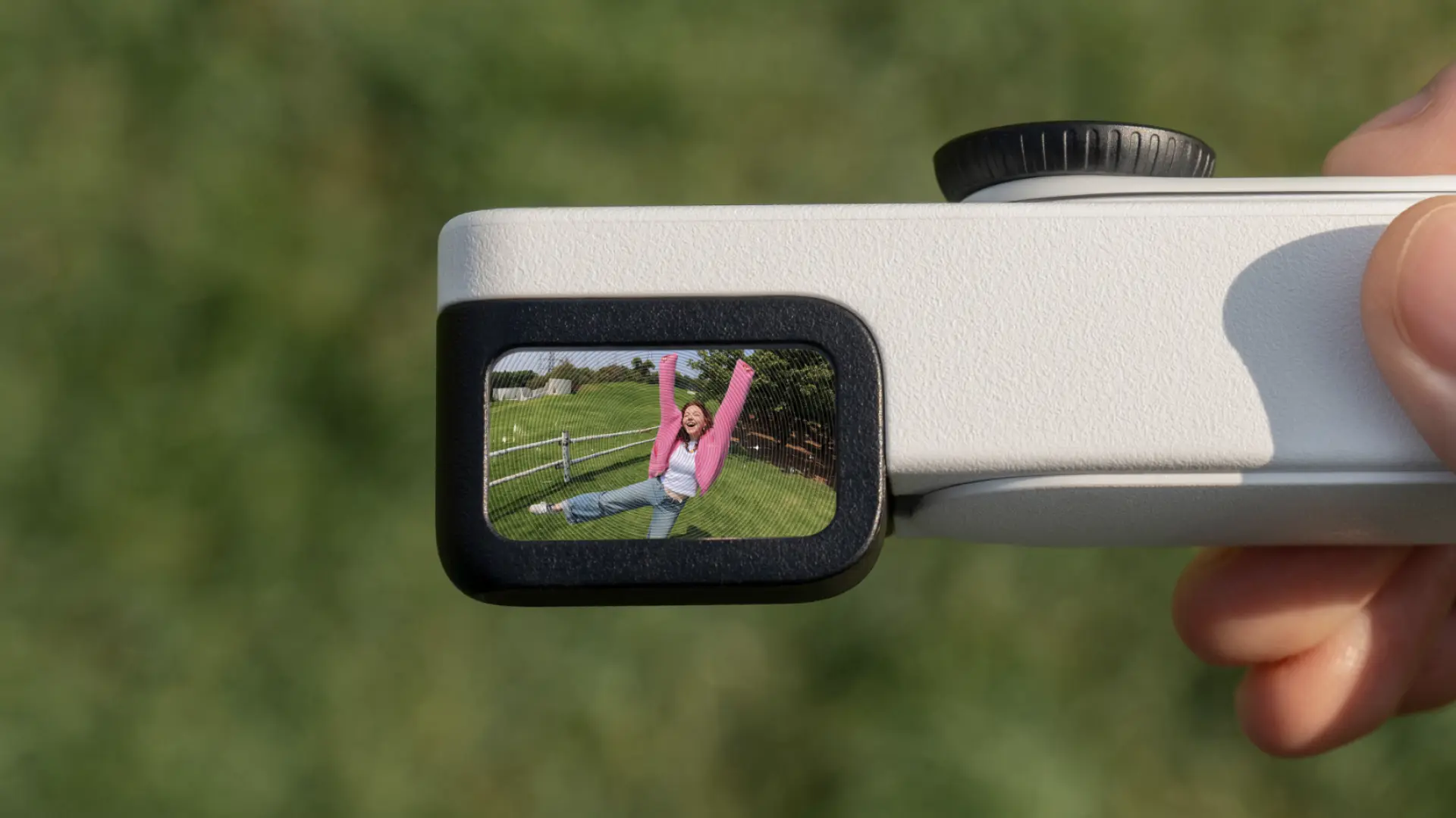Insta360 представила странный ретро-бандл для GO 3S  Камера не новая, а вот обвес показали впервые. 