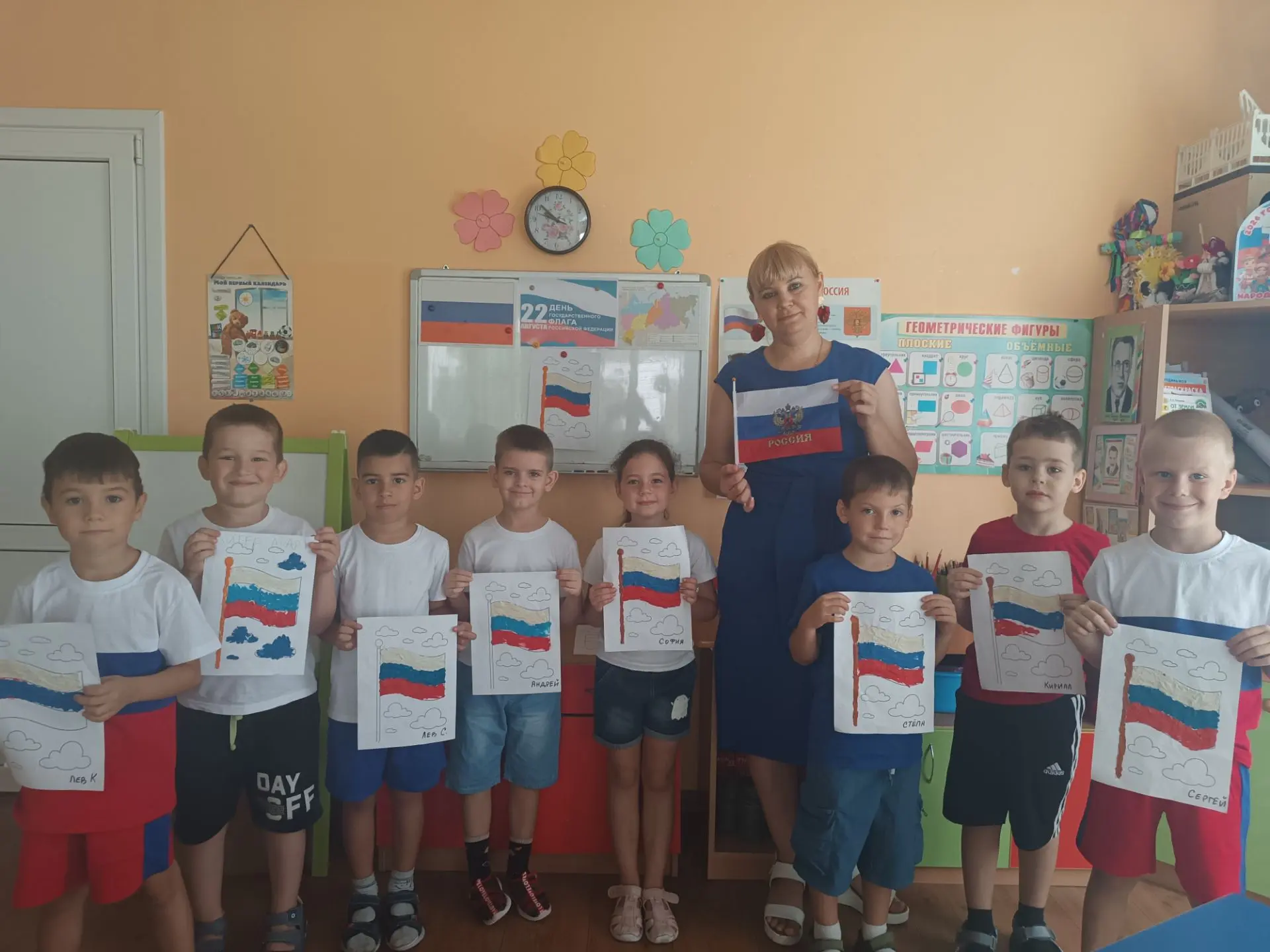 В канун праздника "День флага России" в подготовительной группе "Кувшинки "прошло занят...