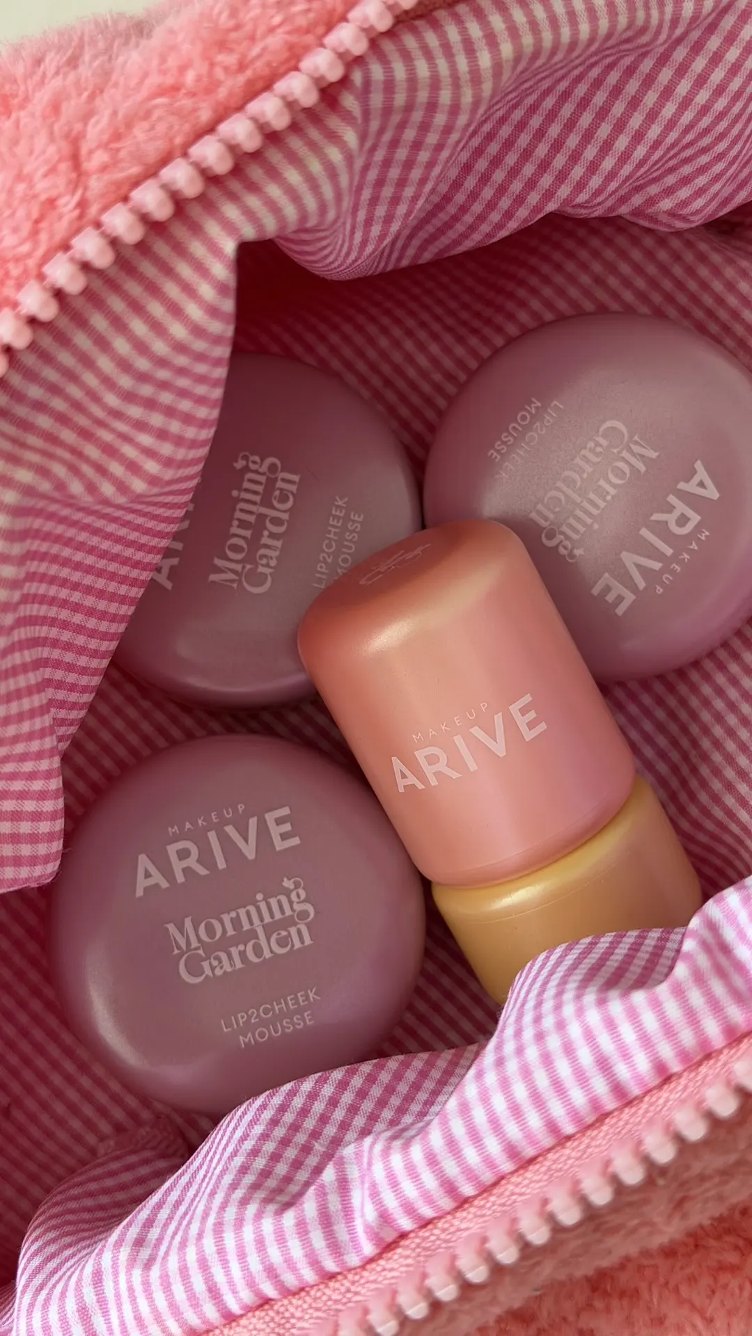 Обзор на яркие летние новинки коллекции Morning Garden 
от Arive Makeup 🍓

— бронзер в универсально