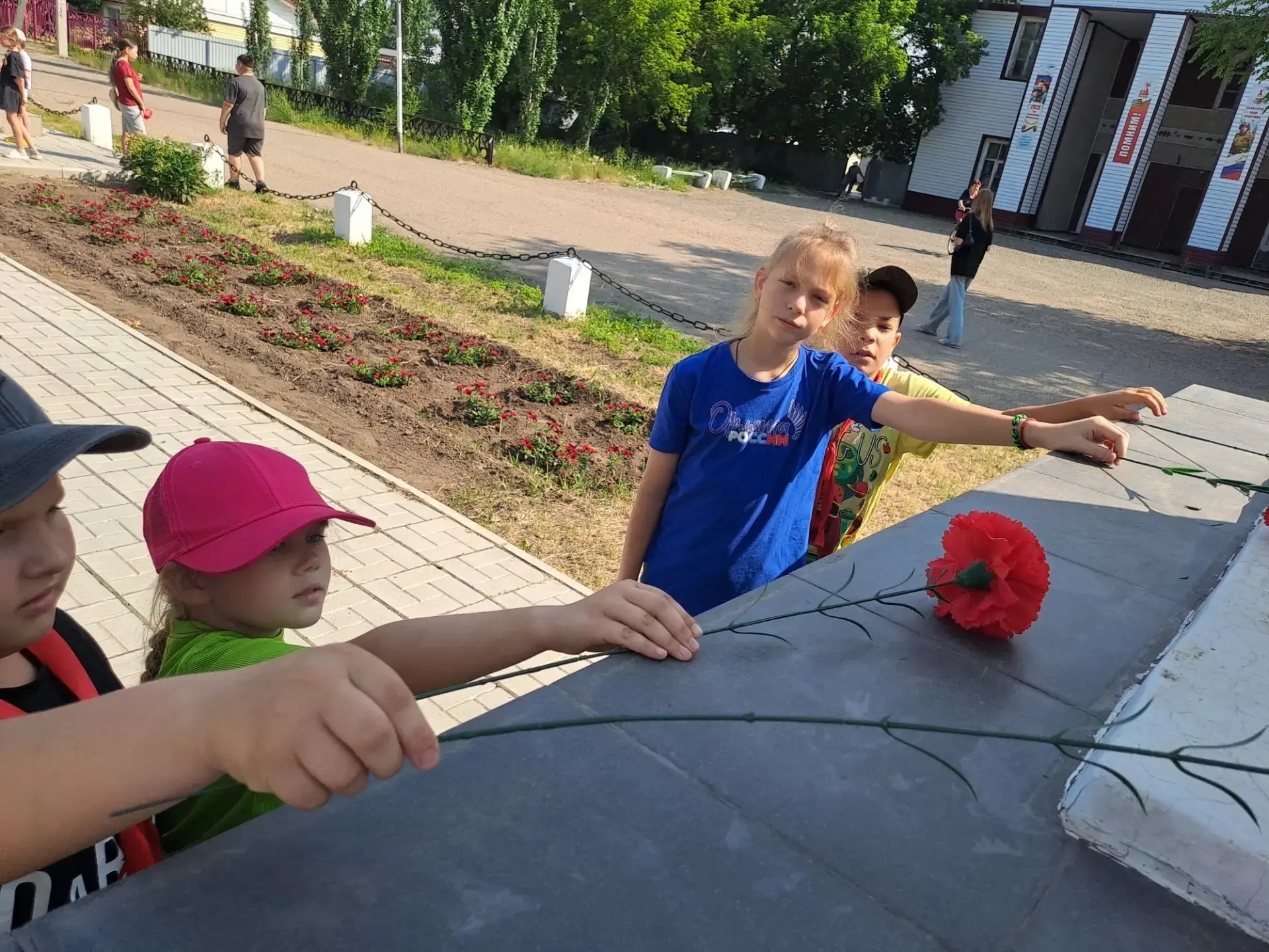 В День памяти и скорби ребята пришкольного лагеря посетили Сквер 30-летия Победы. Руководитель клуба