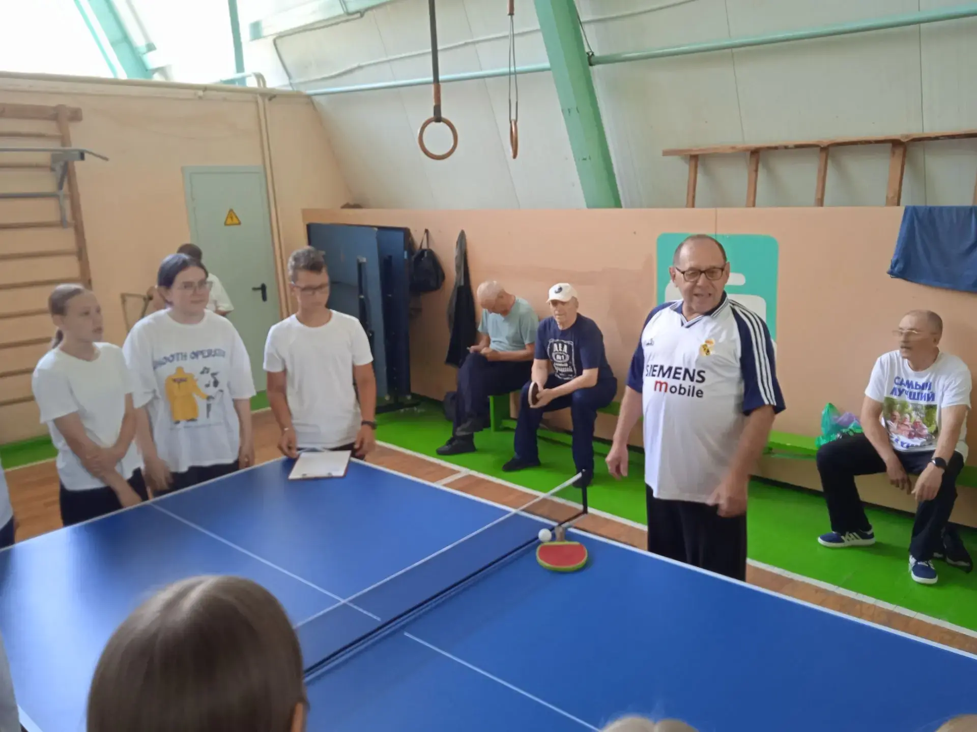 🤝 Встреча поколений: уроки тенниса от заслуженного лесовода