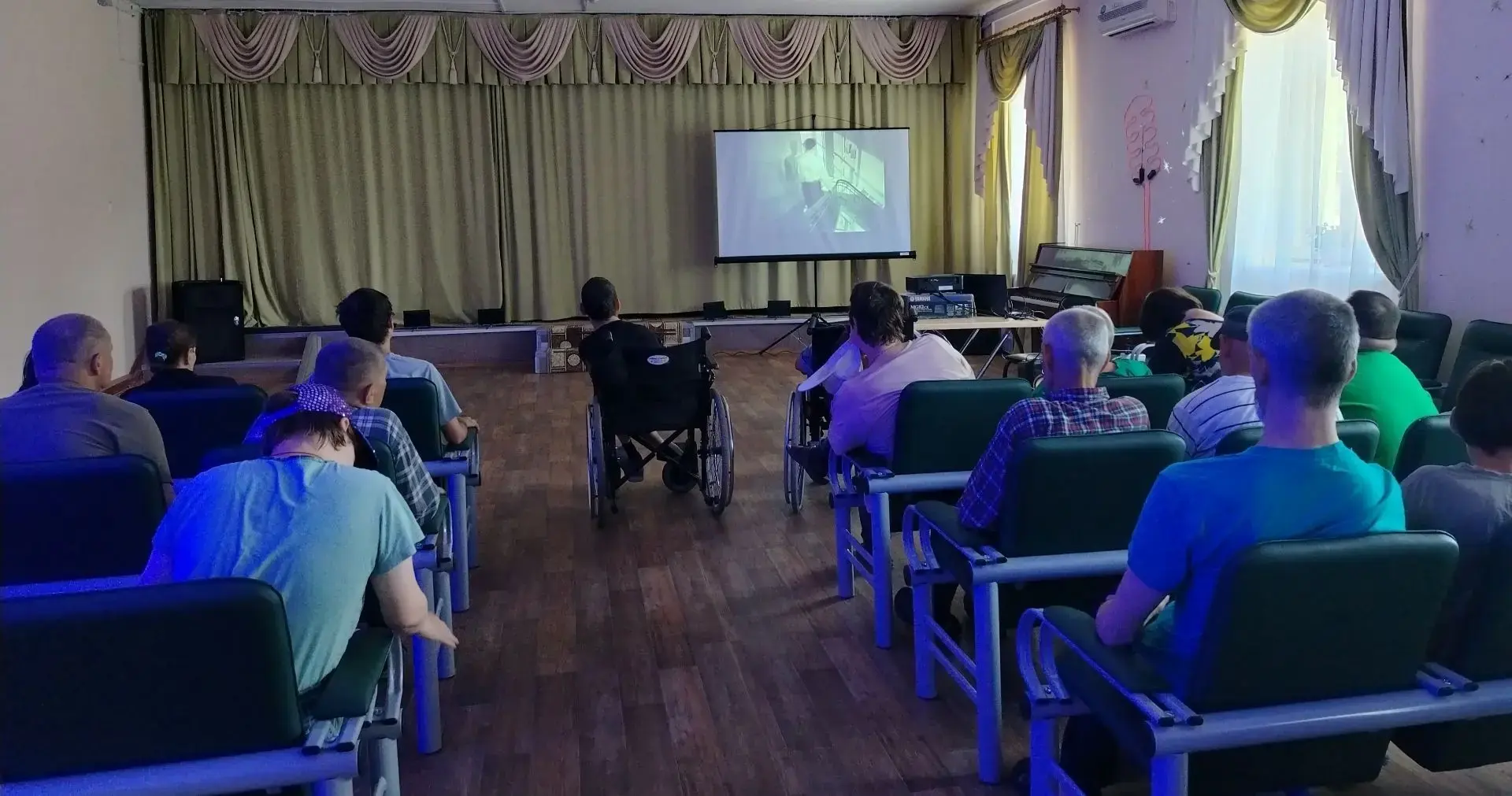 День памяти и скорби

Сегодня - День воспоминаний, 
И сжато сердце от горячих слов! 
Сегодня снова -