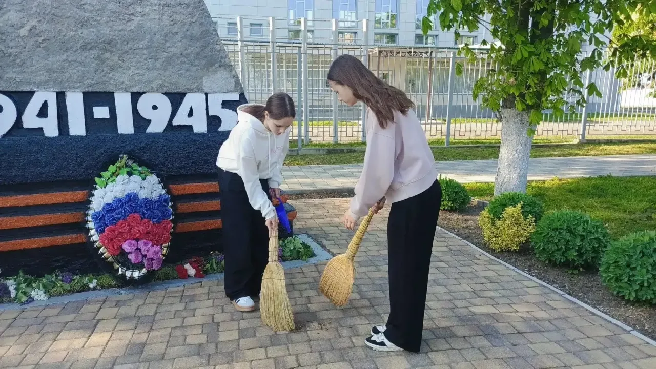 🌿 Накануне Дня Победы: студенты привели в порядок памятник  8 мая 2026 года, в преддверии великого п
