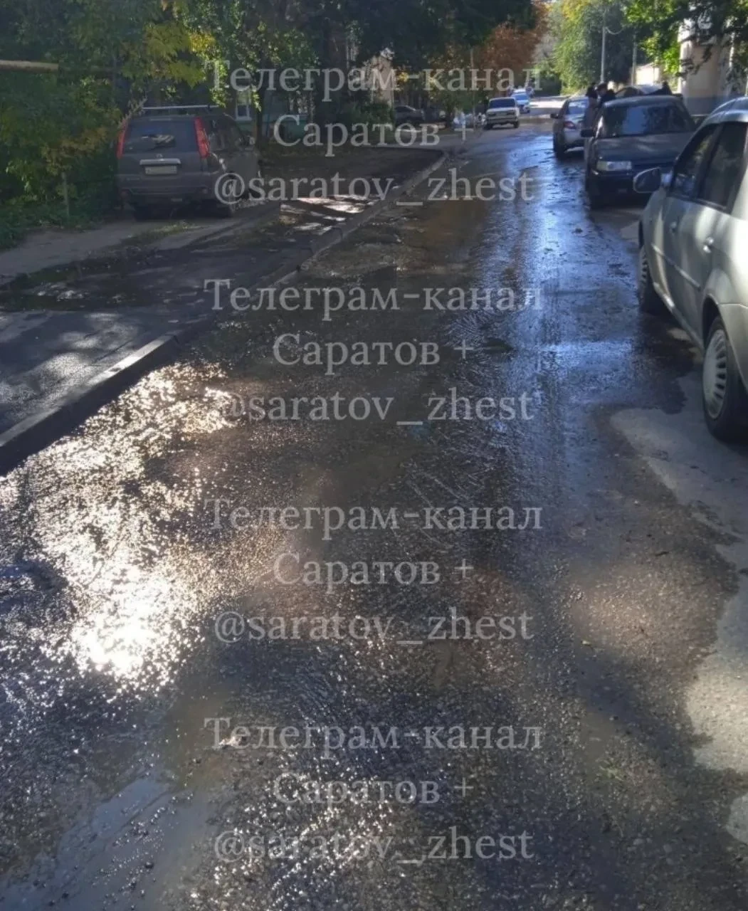 На Саперной 6 уже 2-е сутки бьет фонтан.