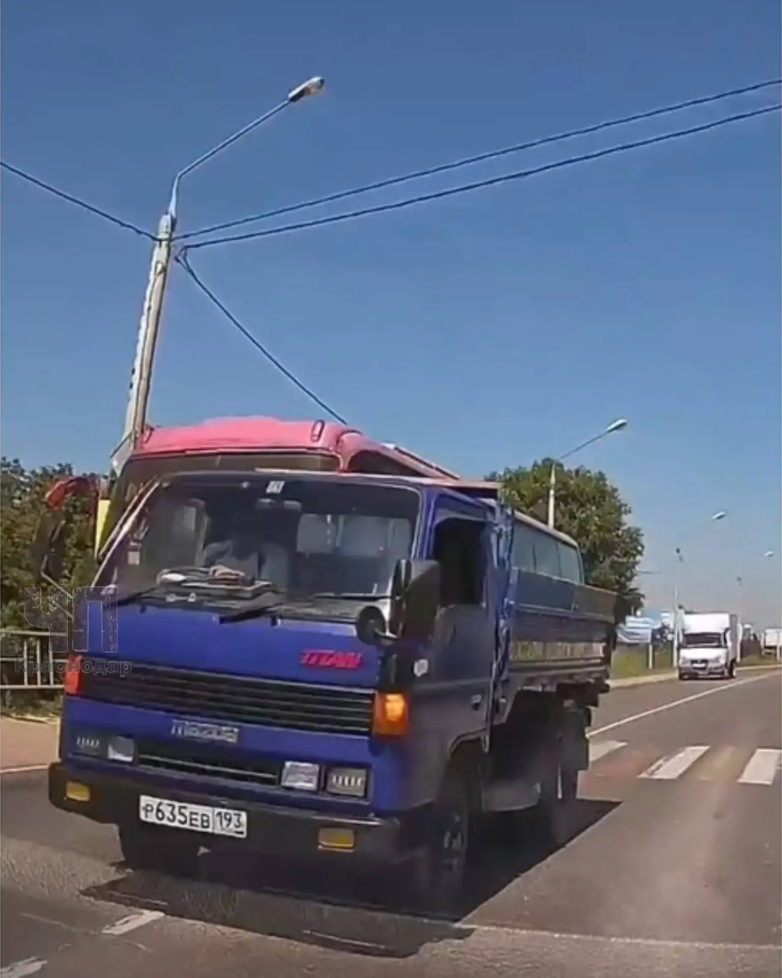😳 В Славянском районе водитель грузовичка, грубо нарушив ПДД, едва не убил водителя ле...
