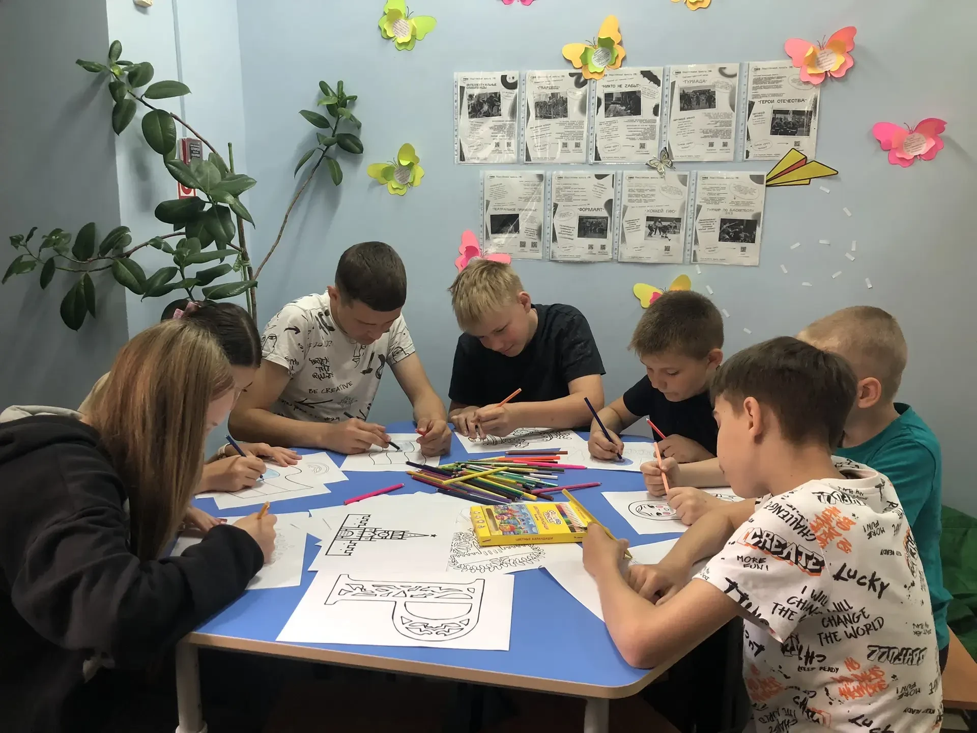 Мы готовимся ко Дню России!

В пришкольном лагере «Юный патриот» ГБОУ ООШ № 34 г. Сызрани уже вовсю 