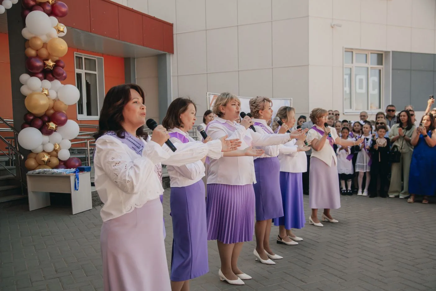 Вот и попрощались наши четвёртые классы с начальной школой.  Сегодня у них особенный рубеж — позади 